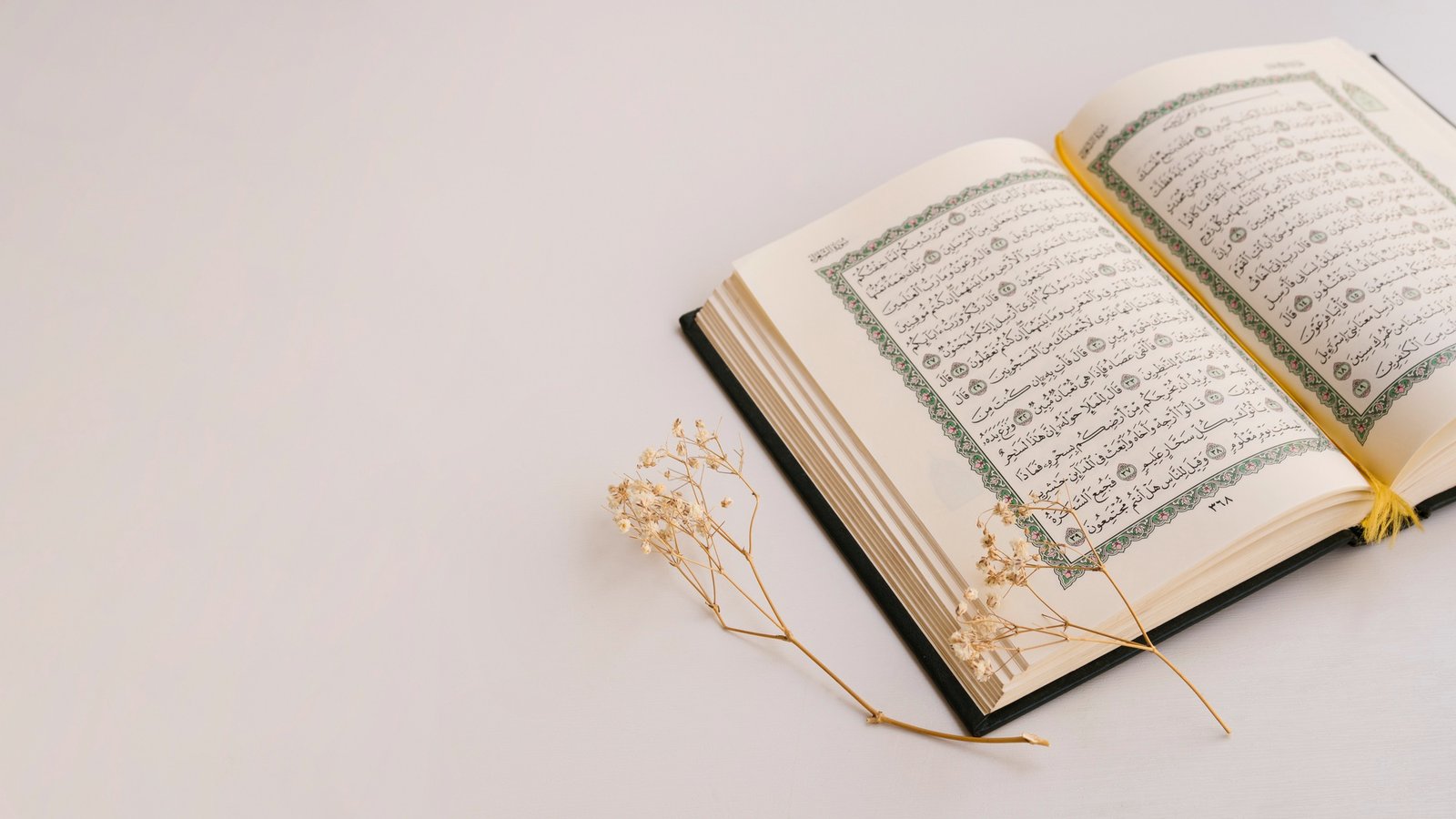 copy-space-with-opened-quran