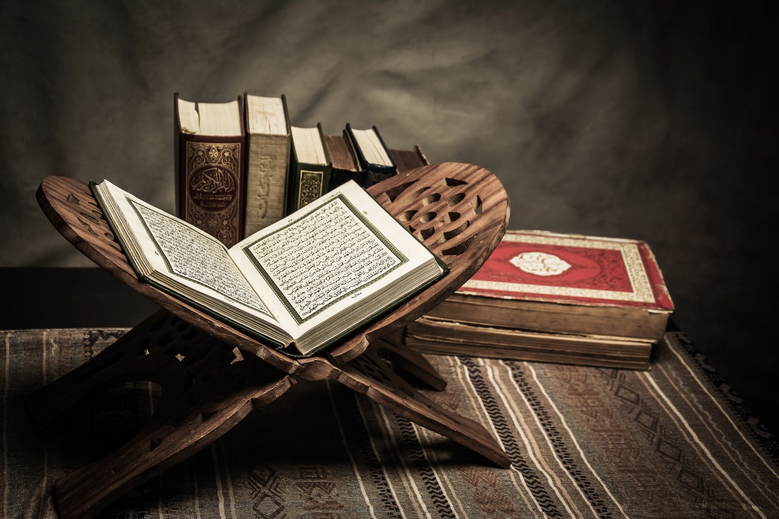 koran-holy-book-muslims-public-item-all-muslims-table